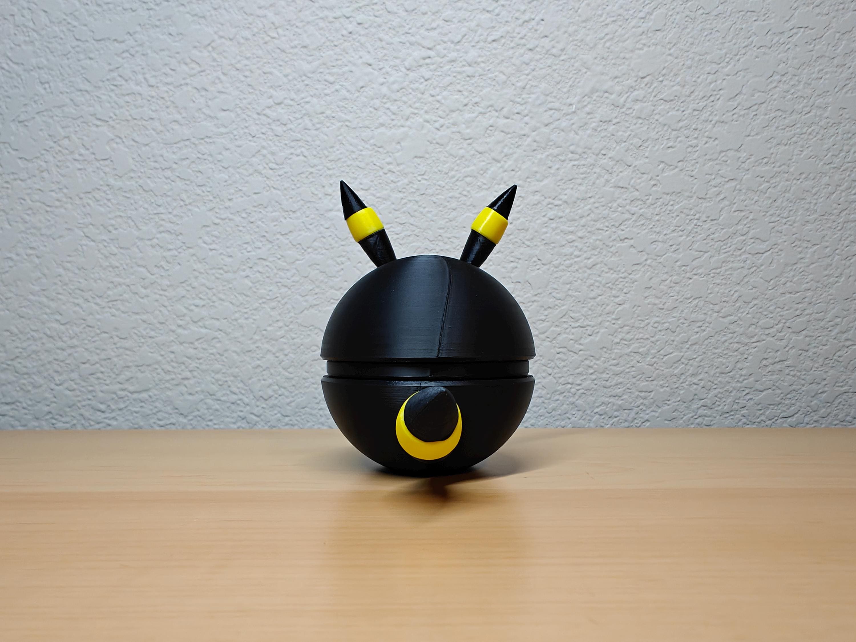 Umbreon Poké Ball – Pokémon Inspired Collectible